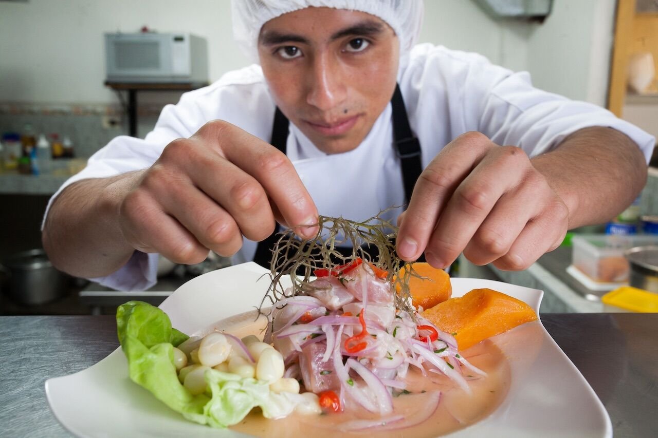 Chef emplatando ceviche en Mi Doris Restaurant